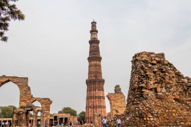 Yeni Delhi, Hindistan-Şubat 2019. Qutub Minar minare at the QUT