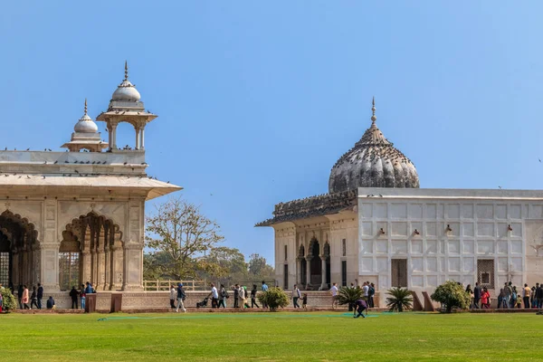Yeni Delhi, Hindistan-Şubat 2019. Turistler div etrafında yürüyüş