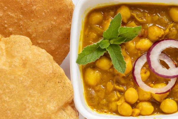 Chana Masala con Puri Indian Food, enfoque selectivo . —  Fotos de Stock