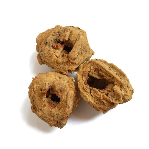 Güneş kurutulmuş lentil Dumpling veya urad dal badi beyaz ba üzerinde izole