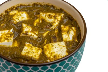 Palak paneer ıspanaktan ve süzme peynirden yapılmıştır.