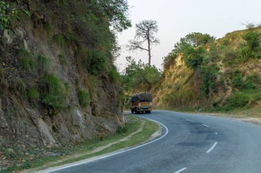 Tepe alanında kavisli yol veya karayolu üzerinde kamyon tornalama.