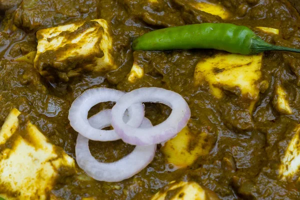 PALAK PANEER spenótos és túrós sajttal. — Stock Fotó