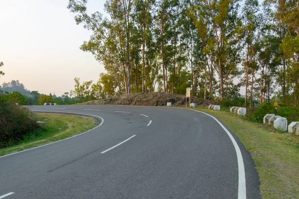 Lonely böjd väg eller motorväg i Bergs området. — Stockfoto