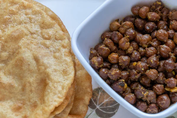 Kala Channa con Puri, plato indio o garbanzos negros con frito —  Fotos de Stock