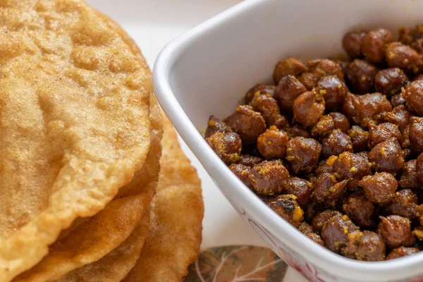 Kala Channa con Puri, plato indio o garbanzos negros con frito —  Fotos de Stock