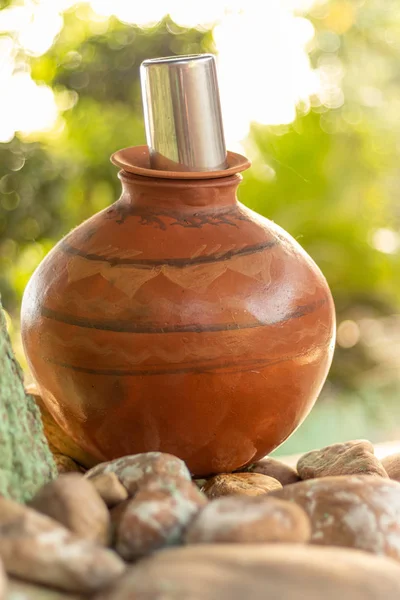 Kil Pot Su içme için yaz aylarında ağacın gölgesi altına yerleştirilir