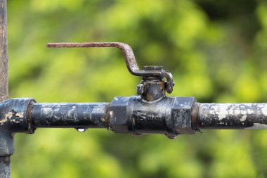 Bulanık arka planda su borusu değeri.