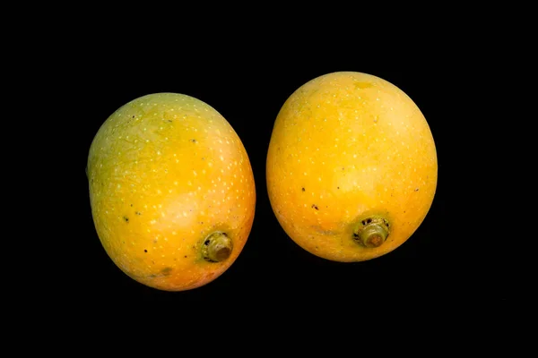 Смачні природно дозрілі манго. Ізольовані на чорному фоні — стокове фото