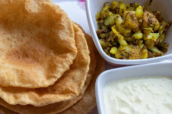 Puri Bhaji, Masala Aloo Sabzi fritos servidos con puri frito o pan indio y cuajada . —  Fotos de Stock