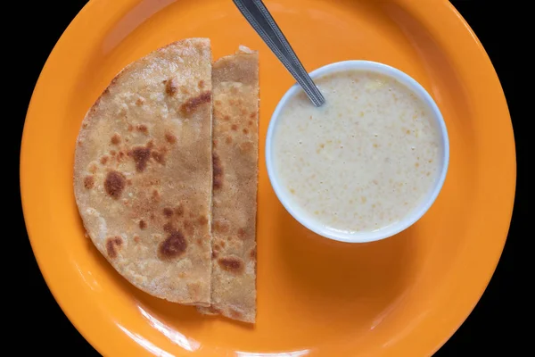 Paratha de huevo con Dalia o Daliya, Comida de cereales conocida como Bulgur cocido en leche servida con paratha relleno de huevo o pan relleno indio con huevo o pan frito, enfoque selectivo . —  Fotos de Stock
