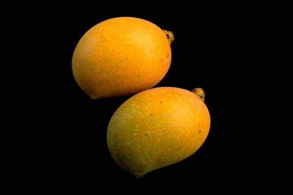Lezzetli doğal olgunlaştırılmış Mango. Siyah artalan üzerinde izole