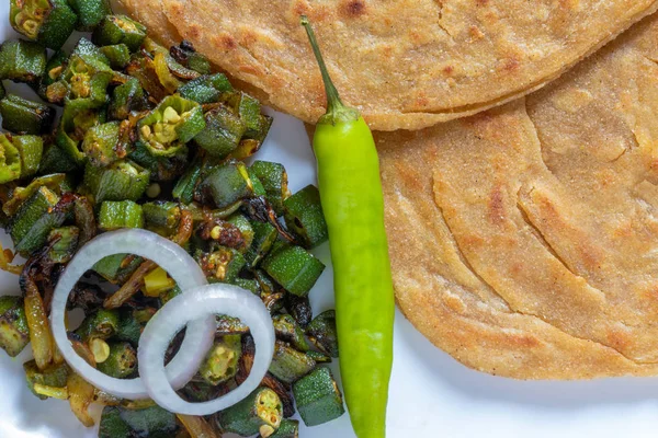 Lachha Paratha, pão liso integral em camadas de trigo com Masala Bhindi (dedo de senhora) sabzi ou Bhaji ou receita . — Fotografia de Stock