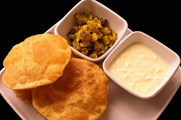 Puri Bhaji, friture Masala Aloo Sabzi servie avec puri frit ou pain indien et caillé . — Photo