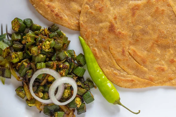 Lachha Paratha, whole wheat layered flat bread with Masala Bhindi (Lady finger) sabzi or Bhaji or recipe. — Stock Photo, Image