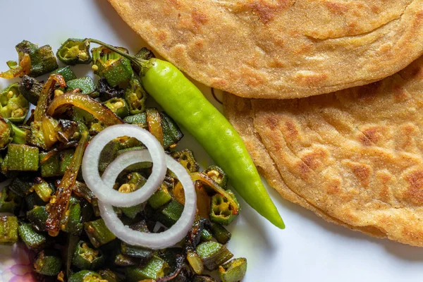 Lachha Paratha, pain plat en couches de blé entier avec Masala Bhindi (doigt de dame) sabzi ou Bhaji ou recette . — Photo