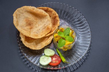 Puri Bhaji, Hint yemekleri Fried Aloo veya Bhaji ile servis.