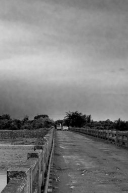 Araba ve Van Eski Bir Köprü'den geçiyor. Boş ve Beyaz Eski Köprü.