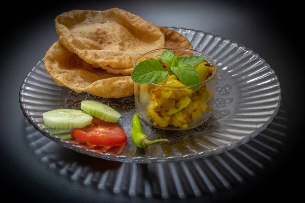 Puri Bhaji, comida india servida con Aloo frito o Bhaji . —  Fotos de Stock