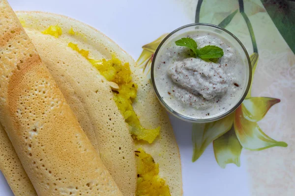 Masala Dosa au chutney de noix de coco, cuisine du sud de l'Inde . — Photo