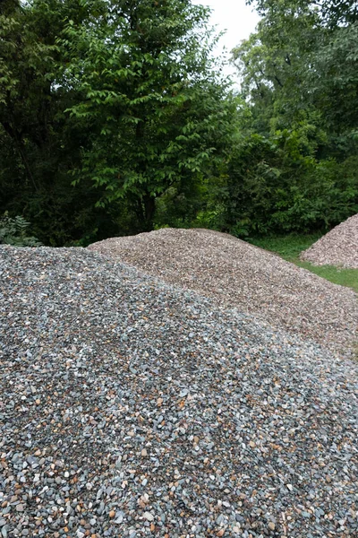 Stone aggregate, Stack of Gray Gravel, Coarse Loose Stones. — Stock Photo, Image