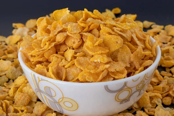 Beyaz blowl içinde Cornflakes careal.