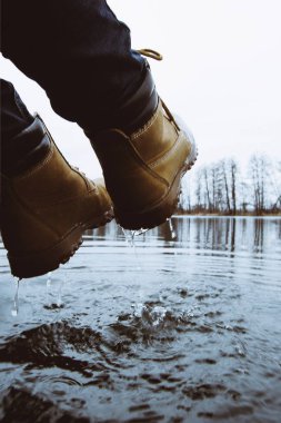  su damlaları ayakkabınızdan akıyor