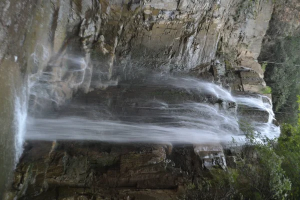 Pequena cachoeira rio com floresta em cascata Bela cachoeira — Fotografia de Stock