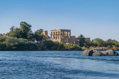Philae Tapınağı ve Aswan düşük baraj rezervuarı adasında downstream Aswan Barajı ve Göl Nasır, Mısır. Philae geniş ilk katarakt yukarı Mısır Nil Nehri'nin yakınında yer alan ve bir Mısır Tapınağı comp oldu