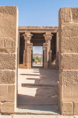 Philae Tapınağı ve Aswan düşük baraj rezervuarı adasında downstream Aswan Barajı ve Göl Nasır, Mısır. Philae geniş ilk katarakt yukarı Mısır Nil Nehri'nin yakınında yer alan ve bir Mısır Tapınağı comp oldu