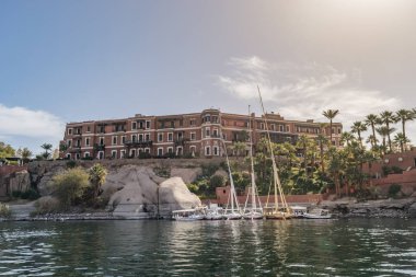 Aswan/Mısır-01/23/2018: Legend eski katarakt Hotel Sofitel, olarak da bilinen eski katarakt Hotel, Aswan, Mısır Nil Nehri kıyısında bulunan bir tarihi İngiliz sömürge dönemi 5 yıldızlı lüks resort otel olduğunu.