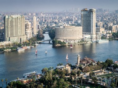 Mısır Tv ve radyo buliding, Nil, şehir, bina ve köprü Mısır Kahire Kulesi tepesinden günbatımı sahne gösterir