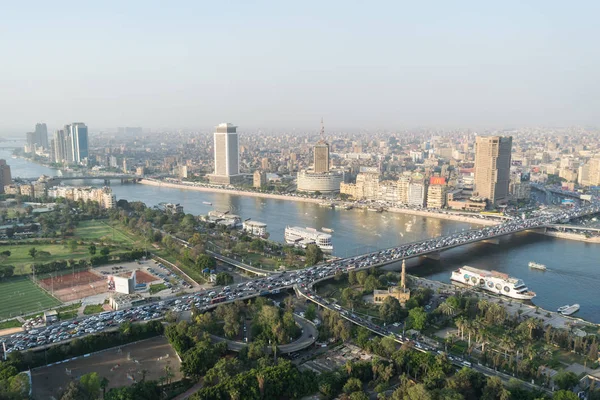 Mısır Tv ve radyo buliding, Nil, şehir, bina ve köprü Mısır Kahire Kulesi tepesinden günbatımı sahne gösterir