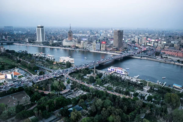 Mısır Tv ve radyo buliding, Nil, şehir, bina ve köprü Mısır Kahire Kulesi tepesinden günbatımı sahne gösterir