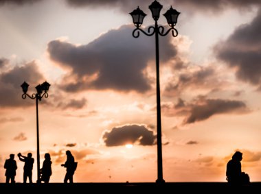 Yalnızlık siluet kavramsal atış, gün batımı ve gölgeler