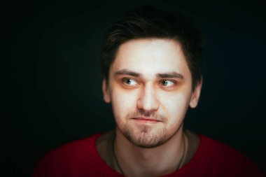 duygusal genç adam fotoğraf Studio mavi zemin üzerine