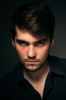 Genç, esmer, esmer bir adam..