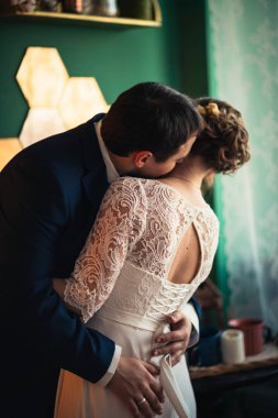 Gelin ve damat ışık stüdyosunda..