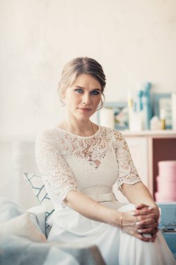 bir pencere stüdyo yakınındaki bir gelin portresi.