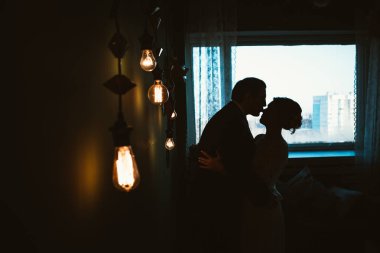 Gelin ve damat ışık stüdyosunda..