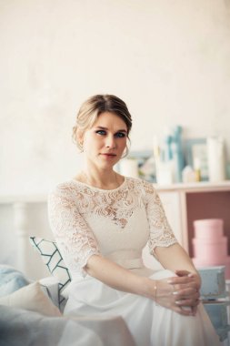 bir pencere stüdyo yakınındaki bir gelin portresi.