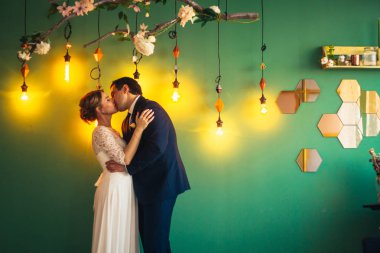 Gelin ve damat ışık stüdyosunda..