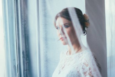 bir pencere stüdyo yakınındaki bir gelin portresi.