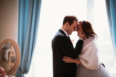 parlak studio fotoğraf genç gelin ve damat Çift.