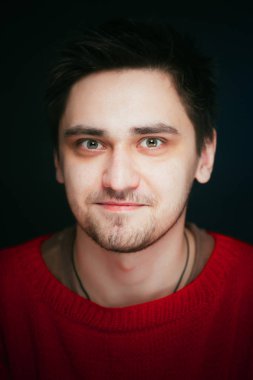 duygusal genç adam fotoğraf Studio mavi zemin üzerine