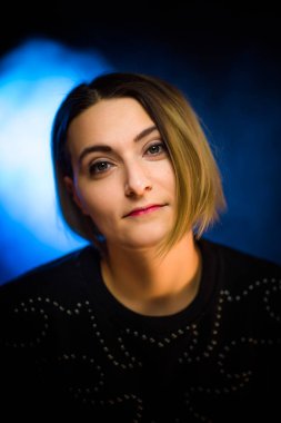 mavi arka plan portre duygusal genç kız.