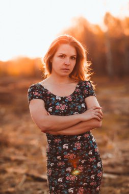 bir gün batımı arka plan alanda güzel bir kızın portresi.