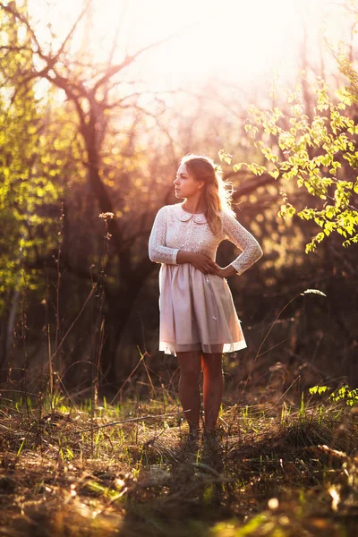 Bella Ragazza Piedi Campo Uno Sfondo Tramonto — Foto Stock