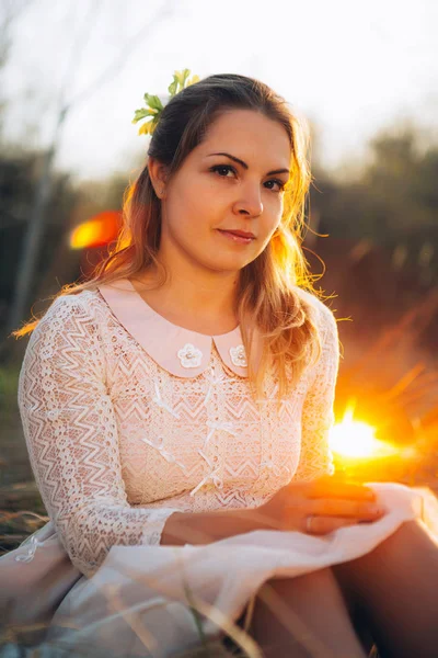 Mädchen Sitzt Auf Dem Feld Hintergrund Des Sonnenuntergangs — Stockfoto