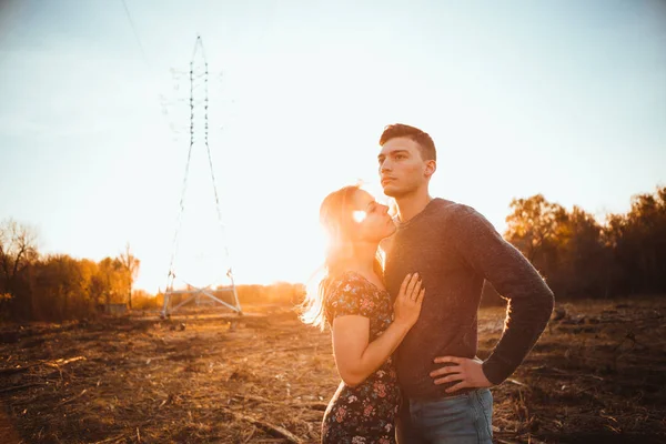 Kille Och Tjej Fältet Sunset Bakgrunden — Stockfoto